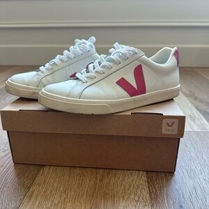 Women’s Veja Esplar Logo in Leather. Size US 9, EUR 40. In White and Mia Pink